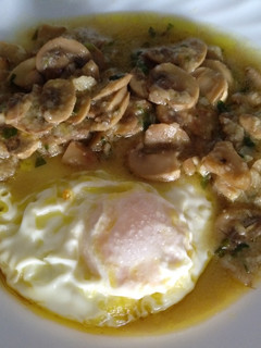 Una foto de Champiñones con huevo frito