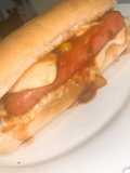 Cachorro com molho de tomate e pimentos