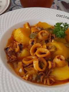 Una foto de Patatas con calamares