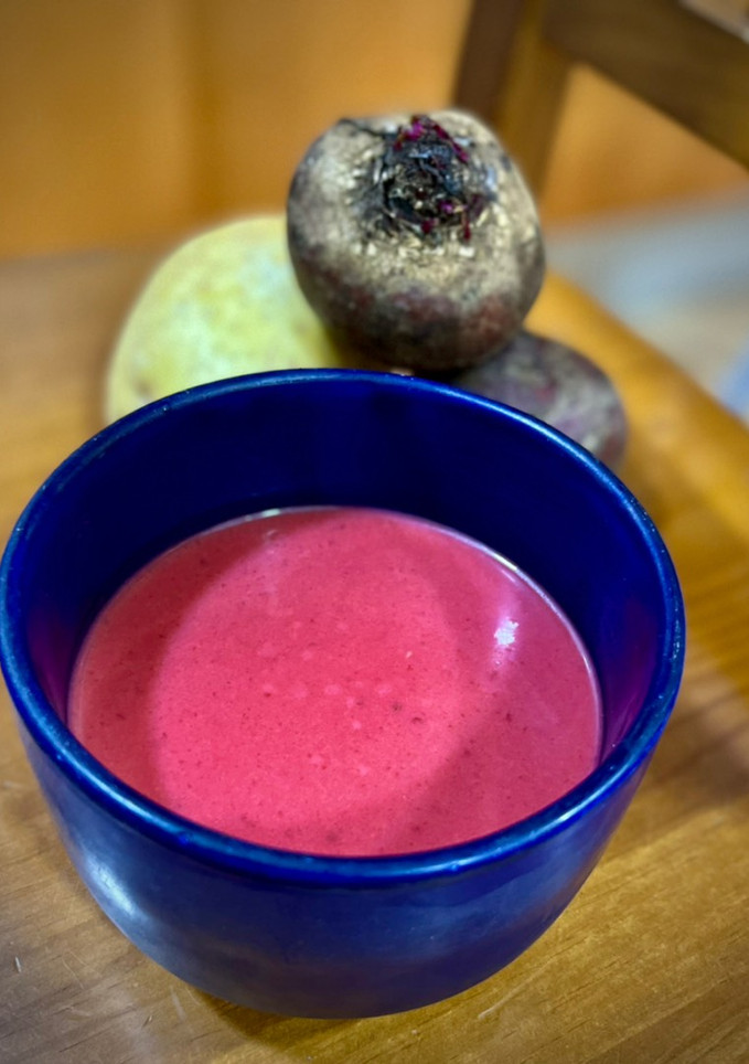 Una foto de Sopa fría de remolacha y patata
