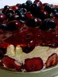 Cheesecake cremoso con coulis de frutos rojos