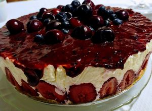 Una foto de Cheesecake cremoso con coulis de frutos rojos