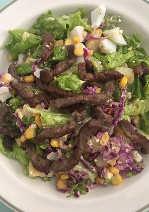 Una foto de Ensalada mixta de lomito con aderezo saludable mostaza-ricotta