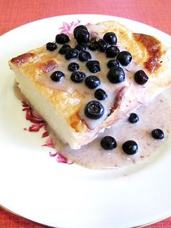 Una foto de Pudín de sémola de maíz con crema de vino blanco al canela y arándanos azules