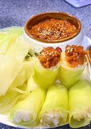 Hình của món Bắp cải cuộn cơm.