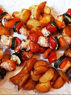 Una foto de Brochetas de salmón al grill con verduras