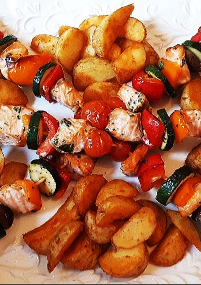 Una foto de Brochetas de salmón al grill con verduras