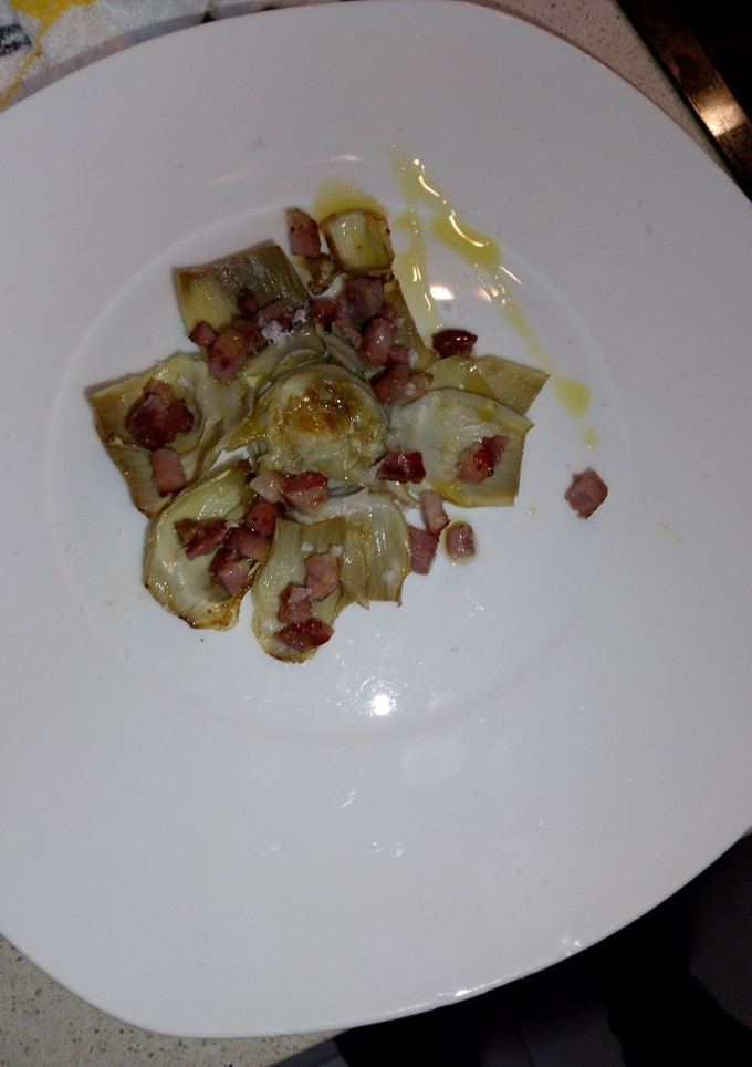 Una foto de Corazón de alcachofas salteado con jamón