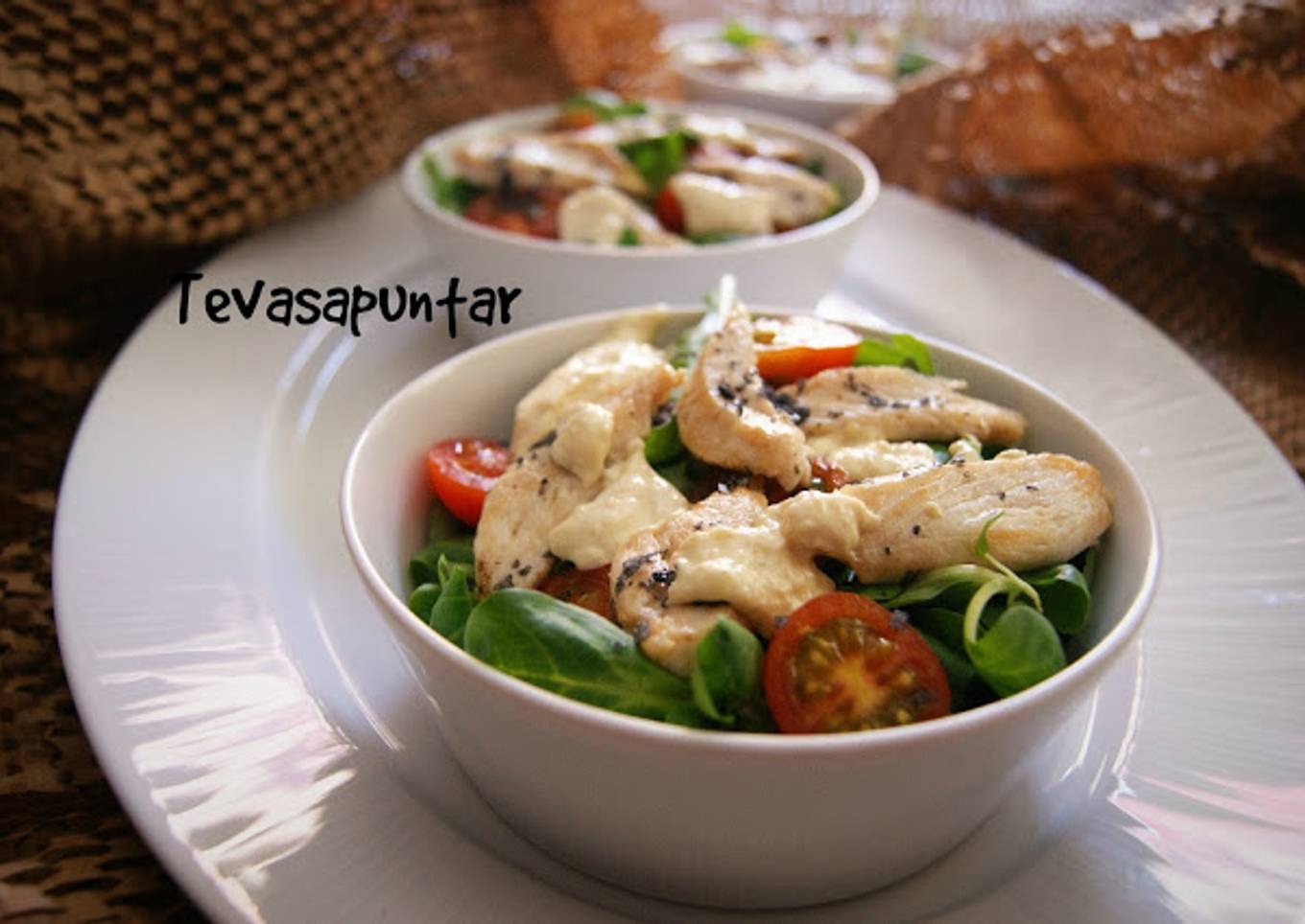 Ensalada de canónigos y pollo con vinagreta de yogur