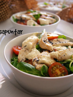 Una foto de Ensalada de canónigos y pollo con vinagreta de yogur