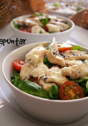 Una foto de Ensalada de canónigos y pollo con vinagreta de yogur