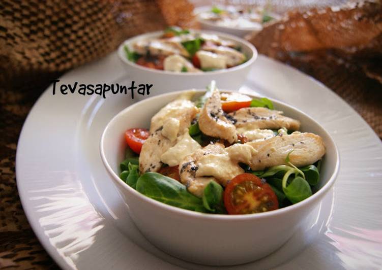 Ensalada de canónigos y pollo con vinagreta de yogur