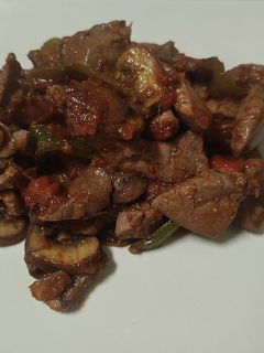 Una foto de Hígado con pimiento y champiñones
