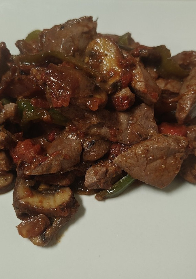 Una foto de Hígado con pimiento y champiñones