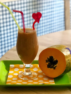 Una foto de Batido de papaya y plátano con avena y chía
