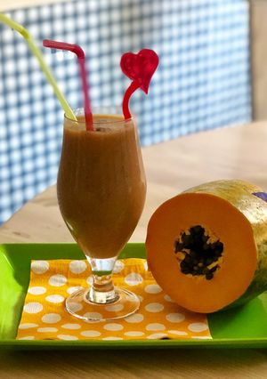 Una foto de Batido de papaya y plátano con avena y chía