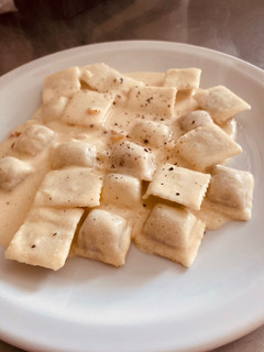 Una foto de Ravioles con Salsa Alfredo