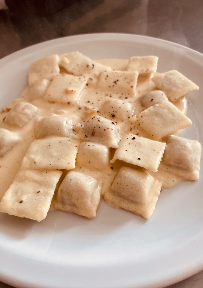 Una foto de Ravioles con Salsa Alfredo