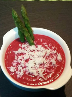 Una foto de Salmorejo de remolacha con parmesano y espárragos trigueros