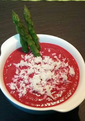 Foto principal de Salmorejo de remolacha con parmesano y espárragos trigueros