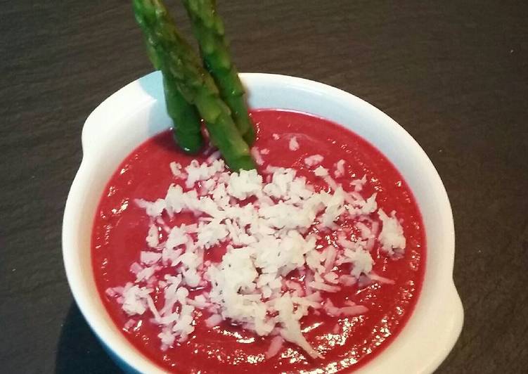 Salmorejo de remolacha con parmesano y espárragos trigueros