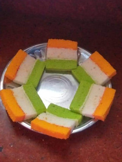 மூவர்ண கேக் (Moovarna cake recipe in tamil) செய்முறை முக்கிய புகைப்படம்