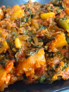 पालक बटाटा भाजी (palak batata bhaji recipe in marathi) रेसिपी चे मुख्य फोटो