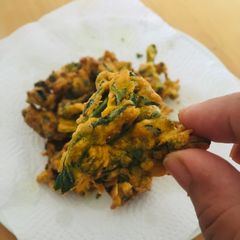 A picture of Palak (spinach) Pakoda/ Fritters.