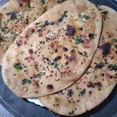 A picture of Tawa garlic naan.