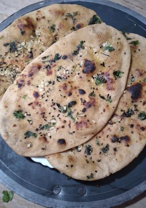 A picture of Tawa garlic naan.