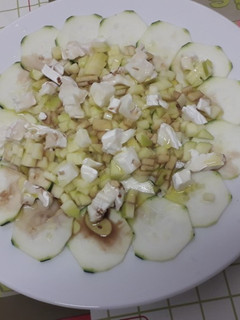 Una foto de Carpaccio de calabacín con manzana y queso