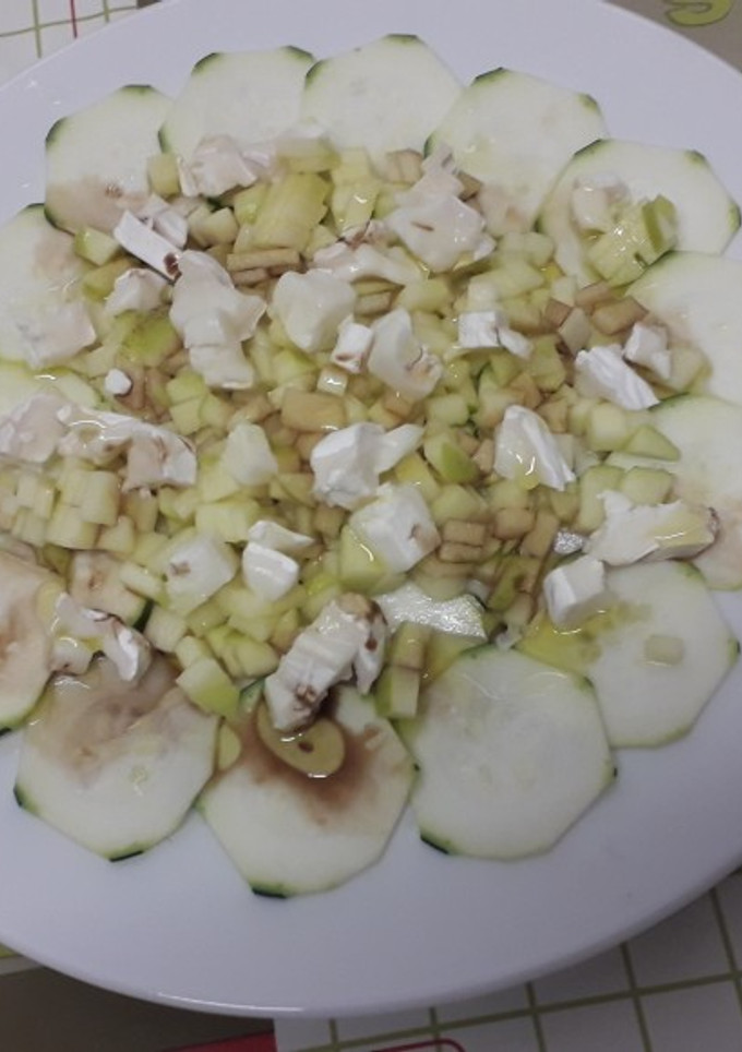 Una foto de Carpaccio de calabacín con manzana y queso