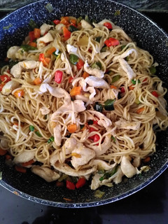 Una foto de Fideos chinos, tipo noodles, con pollo y verduras