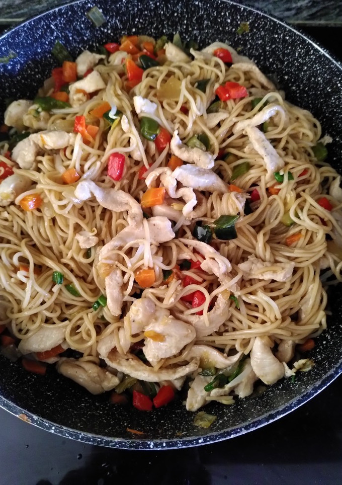 Una foto de Fideos chinos, tipo noodles, con pollo y verduras