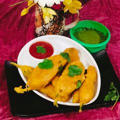A picture of Mirapakaya Bajji (Mirchi pakoda /chilli bajji).