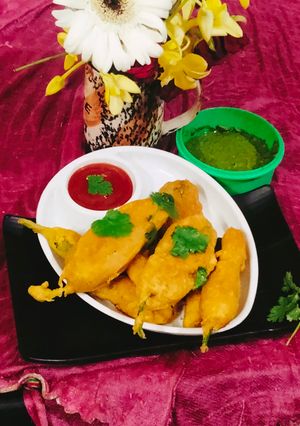 A picture of Mirapakaya Bajji (Mirchi pakoda /chilli bajji).