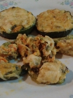 Una foto de Zapallitos rellenos con vegetales, huevo y queso
