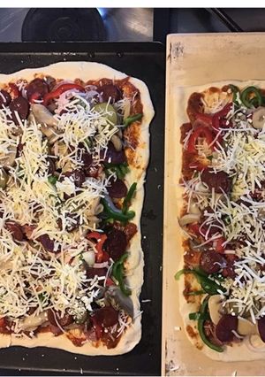 Une photo de Pizzas complètes maison (tomate poivrons oignons chorizo champignons et deux jambons)