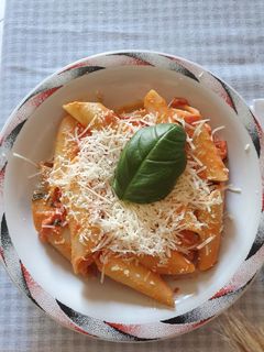 Foto di Penne lisce con pomodori e feta