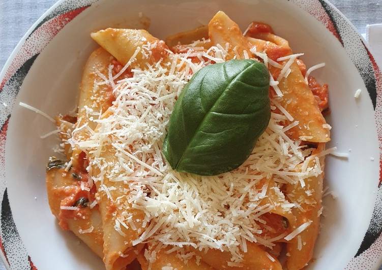 Penne lisce con pomodori e feta