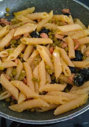 Foto di Penne con pancetta,olive nere e piselli❤️