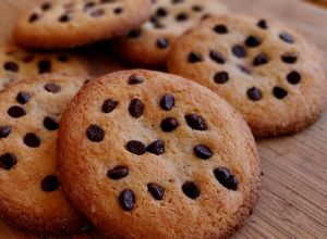 Foto principal de Cookies rellenas de toffee de plátano y pepitas de chocolate (sin gluten)