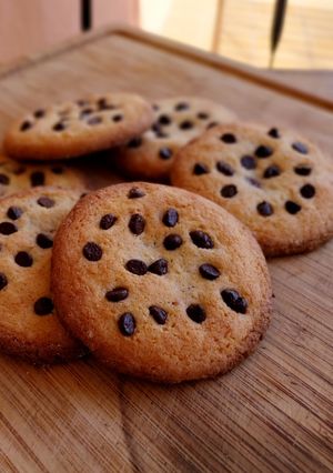 Una foto de Cookies rellenas de toffee de plátano y pepitas de chocolate (sin gluten)