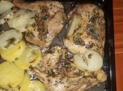 Una foto de condimentos para un pollo al horno
