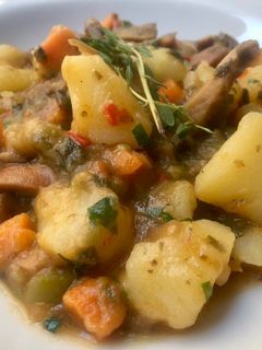 Una foto de Estofado de patatas, verduras y rovellons