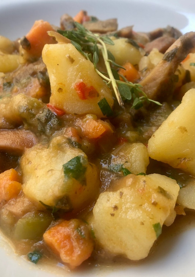 Una foto de Estofado de patatas, verduras y rovellons