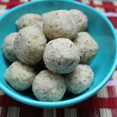 A picture of Raskora/Coconut Ladoo.