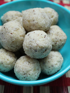 A picture of Raskora/Coconut Ladoo.