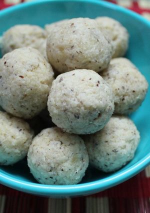 A picture of Raskora/Coconut Ladoo.
