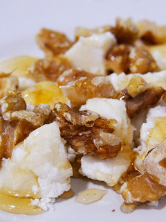 Una foto de Ricotta casera con nueces y miel